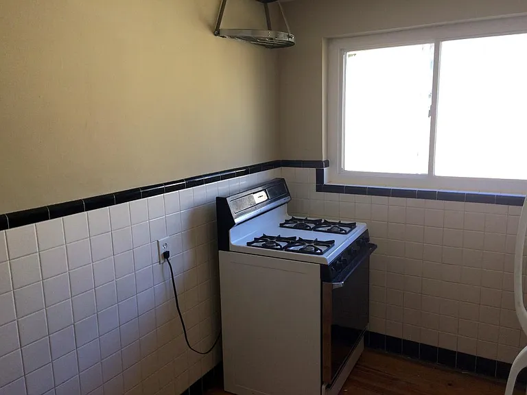 2536 Williams Ave #1 — Photo 7