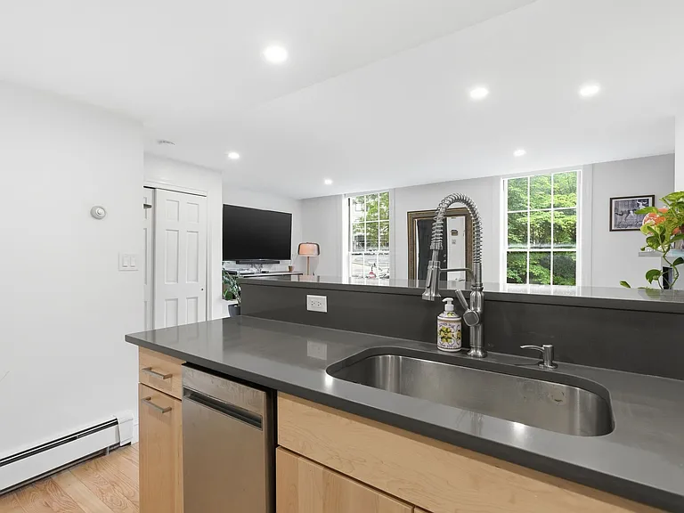 4 Derne St #2 — Photo 14