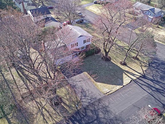 3rd image of 14 Orchard Grv