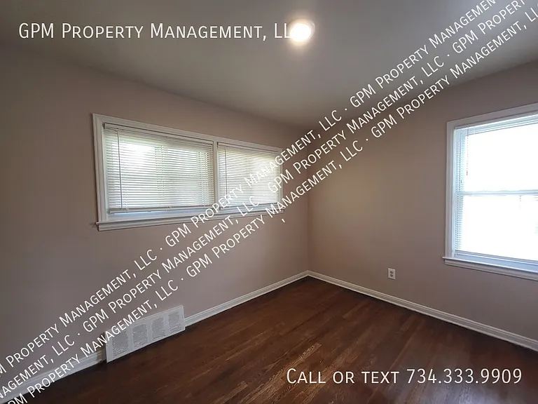 2745 Margaret St — Photo 9