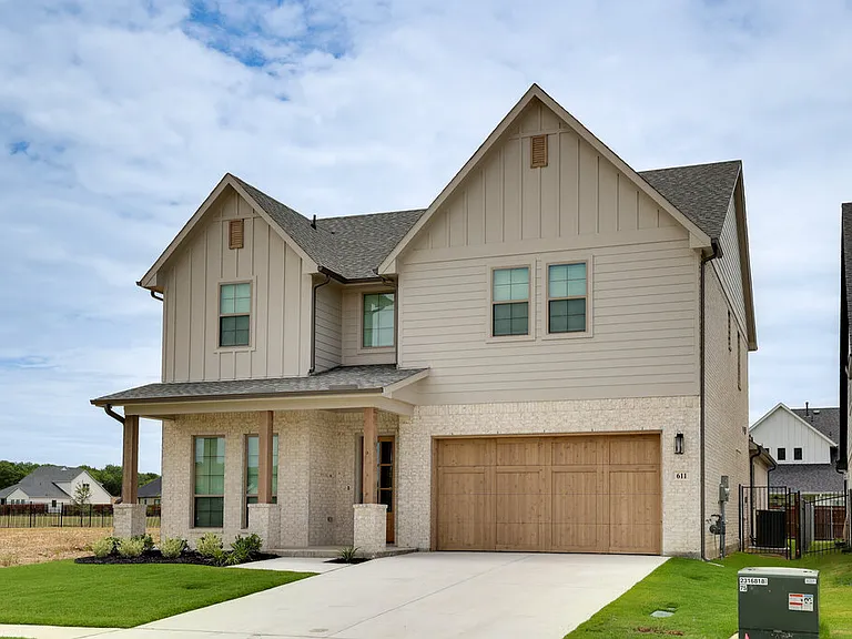 611 Hummingbird Dr — Photo 1