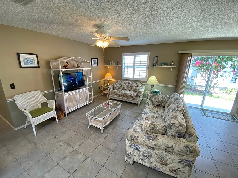 440 Canterbury Ct — Photo 10