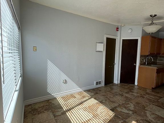 5th image of 123 S Molalla Ave #C