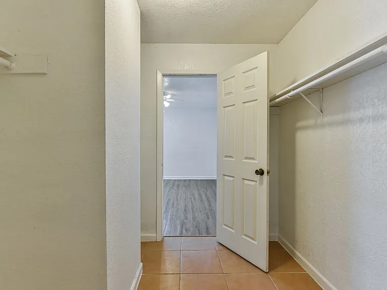 1128 Royal Crest Dr — Photo 25