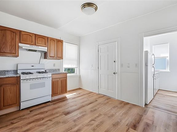 5th image of 374 Douglas Ave