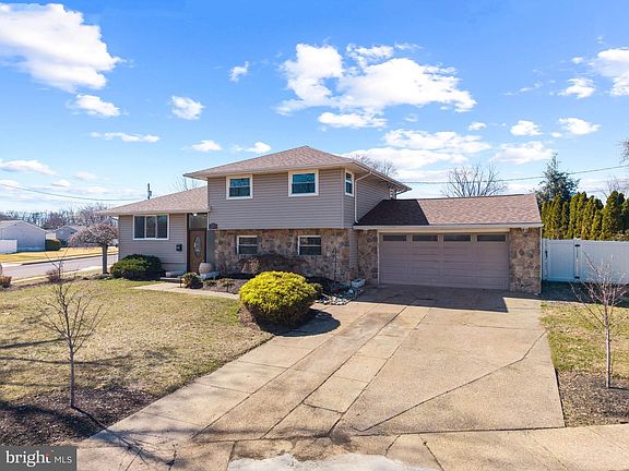 3rd image of 27 Randy Rd