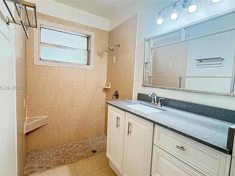 821 W Beckley Sq — Photo 10