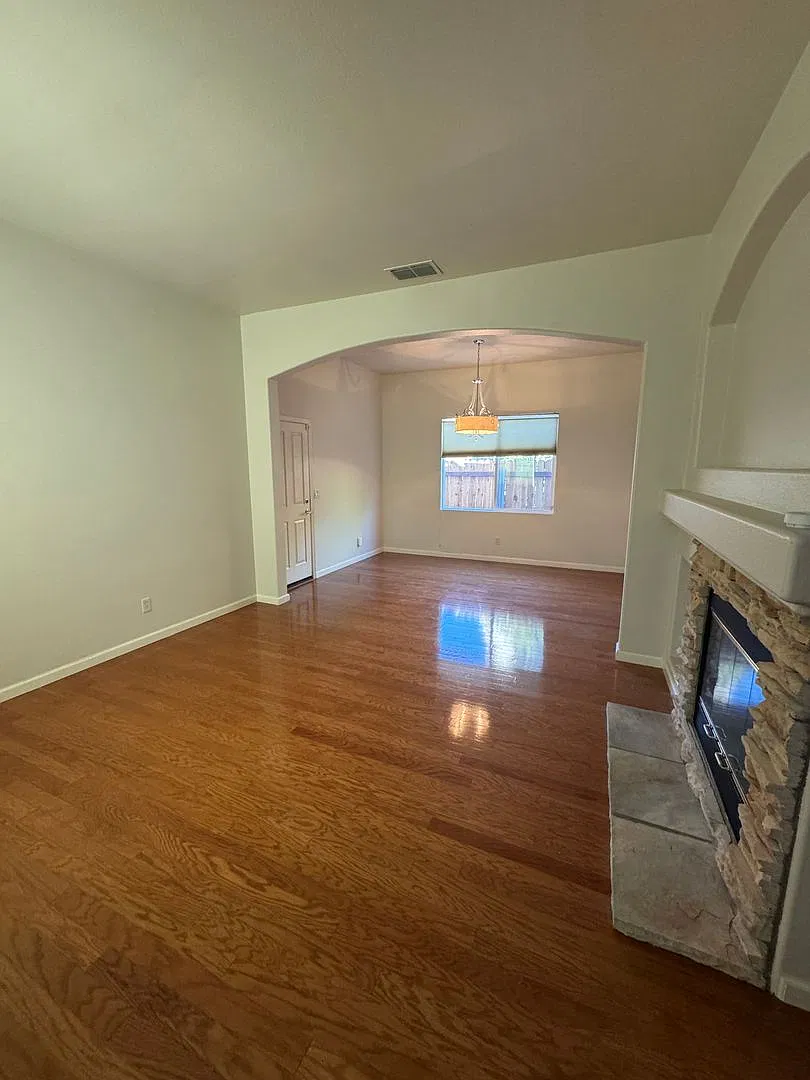 Beautiful 2 Story Home In The Rosemont Area — Photo 4