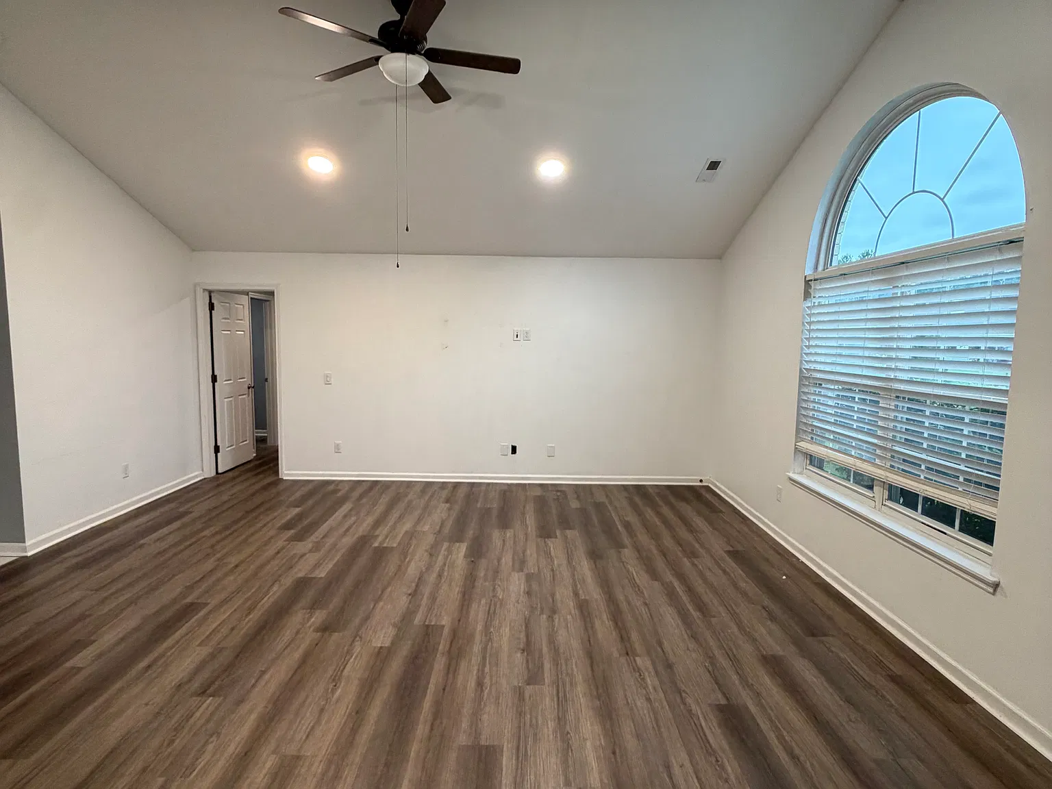 3 bed, 1365 sqft, $2,338 — Photo 2