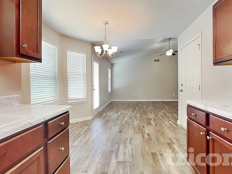 37 Oakville Dr — Photo 3