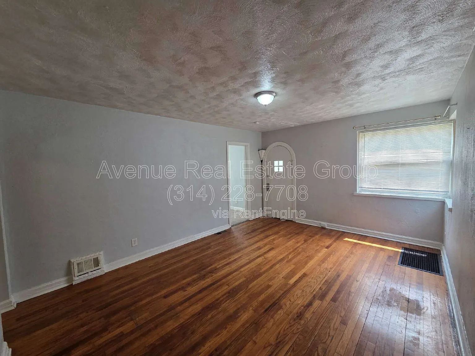 3 bed, 1.0 bath, 900 sqft, $1,056 — Photo 3