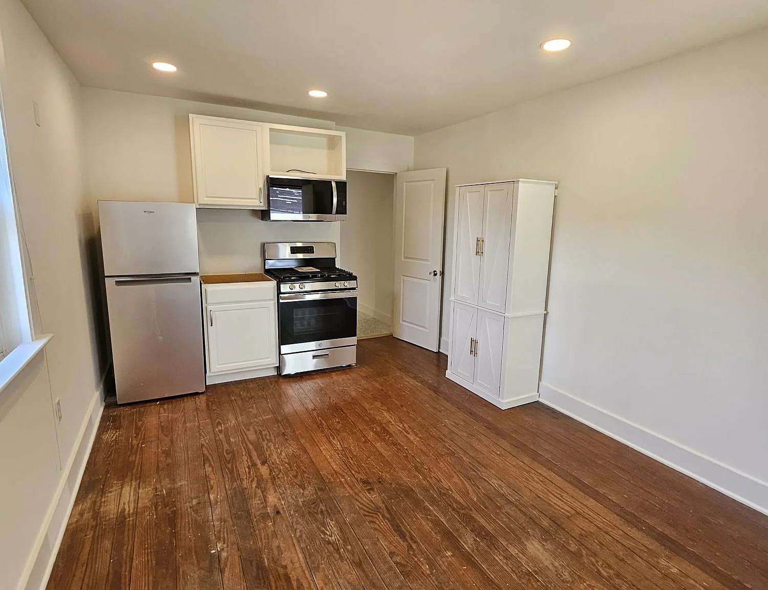 1 bed, 400 sqft, $995 — Photo 1