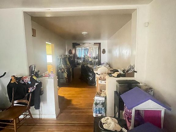 5th image of 890 Carver St