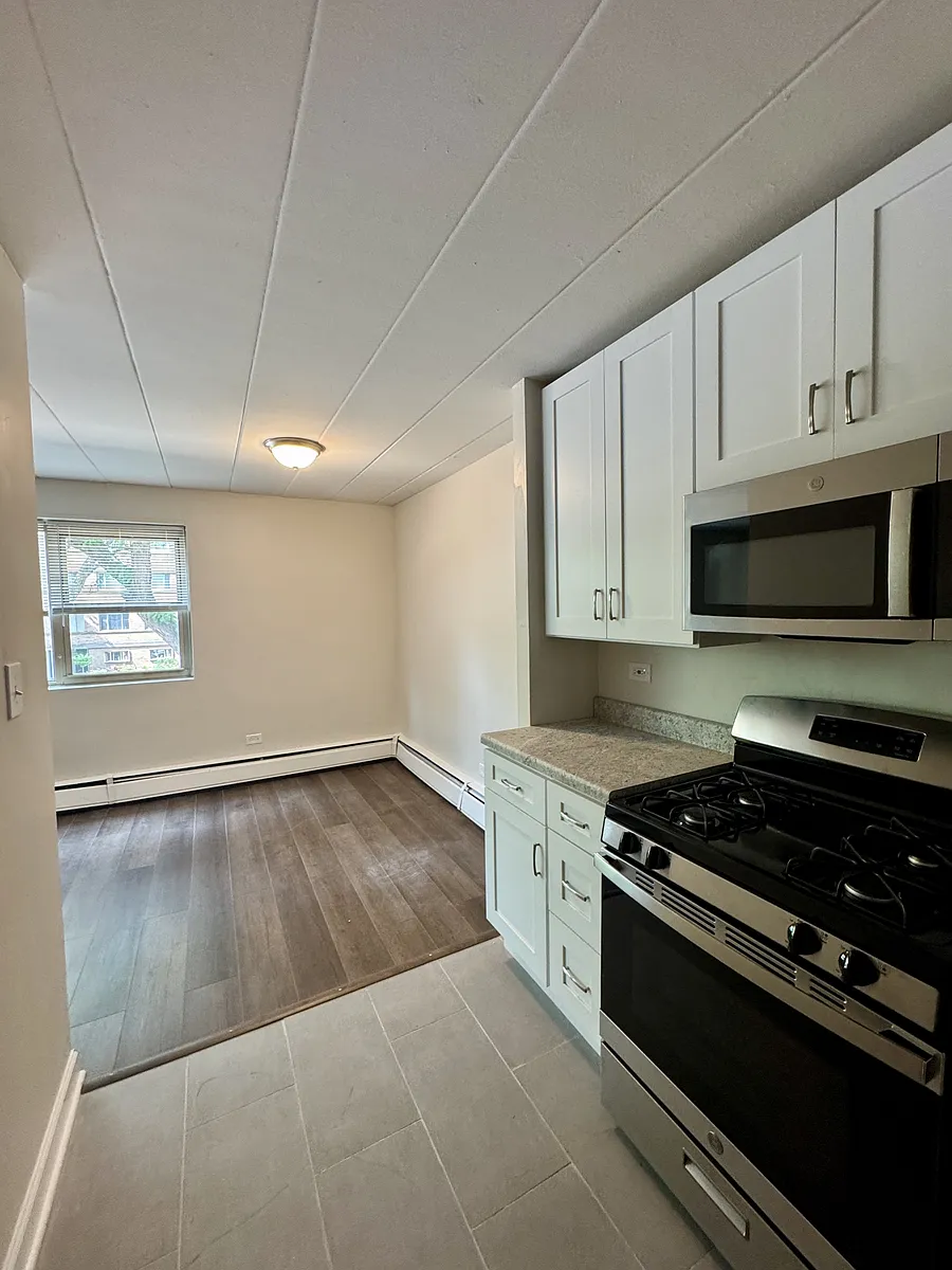 Building Photo - 7300 N Ridge Blvd #205