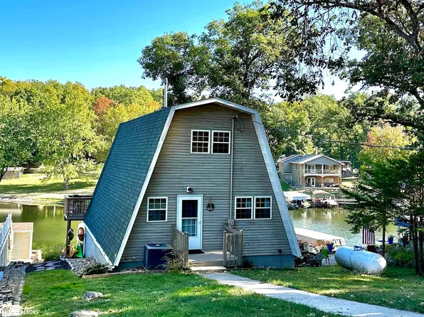 3029 E Lakeshore Dr, Brooklyn, IA 52211