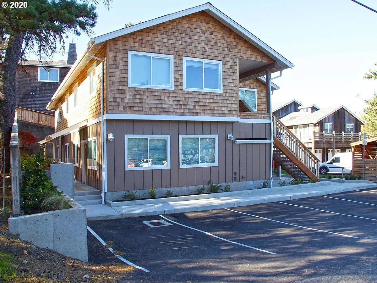 Building Photo - 124 N Larch St #103