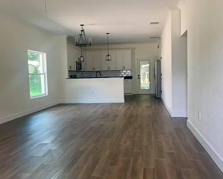 595 W Saunders St — Photo 3