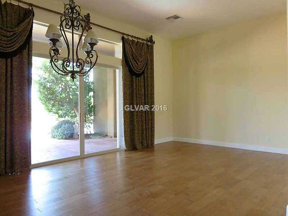 3rd image of 10 Plum Hollow Dr