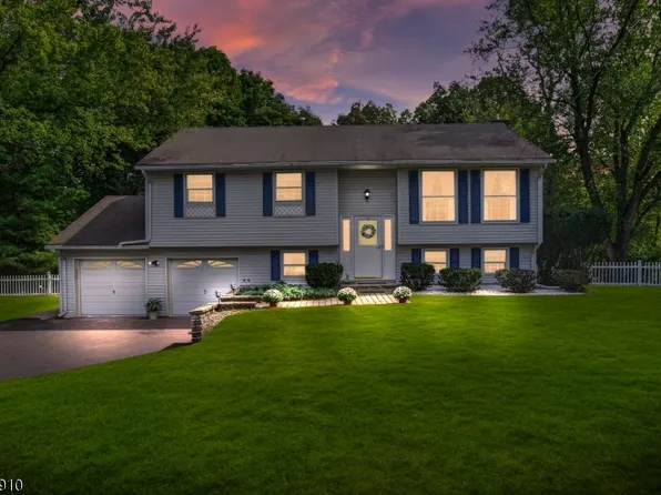 6 Redwood Dr, Clinton Twp., NJ 08809