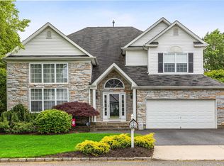 72 Blueberry Ridge Dr, Holtsville, NY 11742