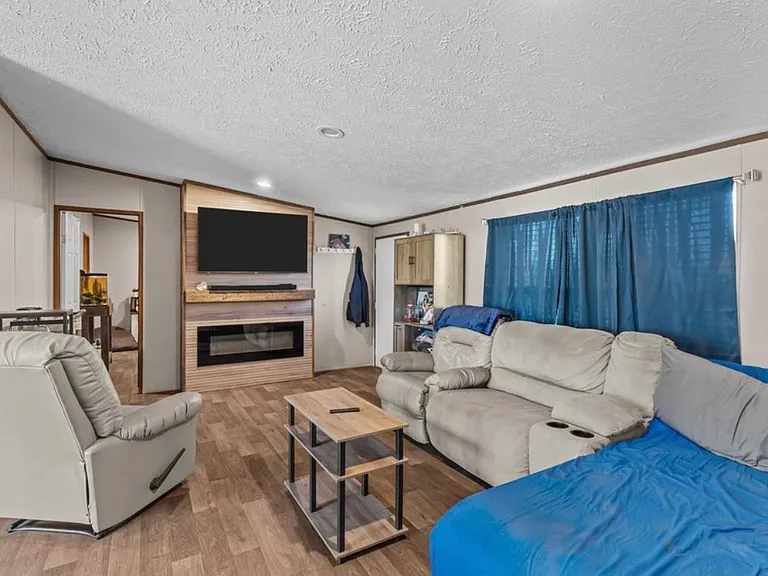 65 Forest Glen St — Photo 3