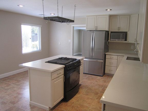3rd image of 970 Kingfisher Dr