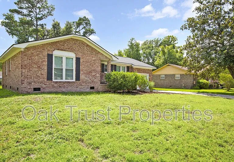 220 Cornell Dr — Photo 3