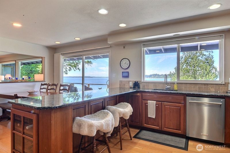 5th image of 7504 Crescent Beach Road NW