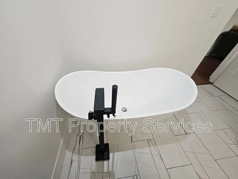 1214 N Pershing Ave — Photo 59
