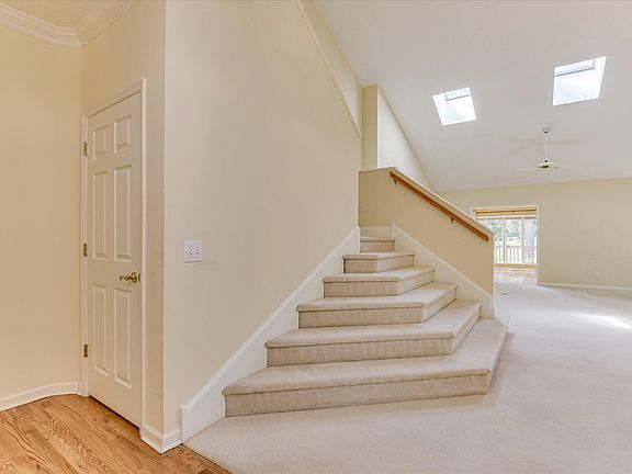 5th image of 100 White Willow Pl