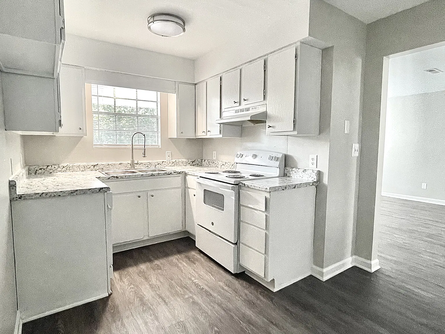 Brookstone - 105 — Photo 3