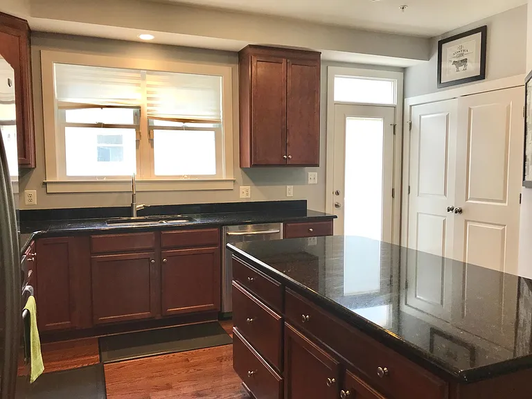 635 Regent Pl NE — Photo 5