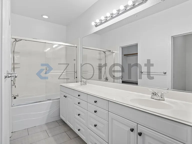 657 N Capitol Ave — Photo 21