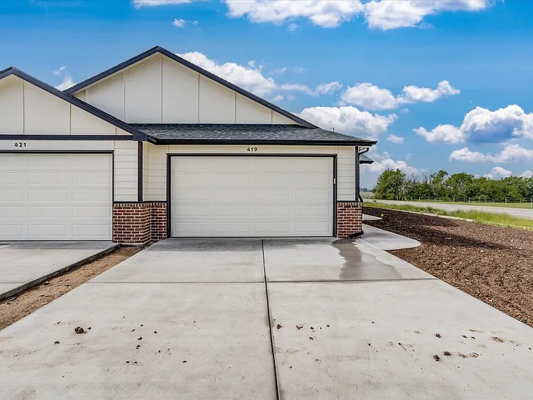 419 Briarbrook Ln — Photo 2