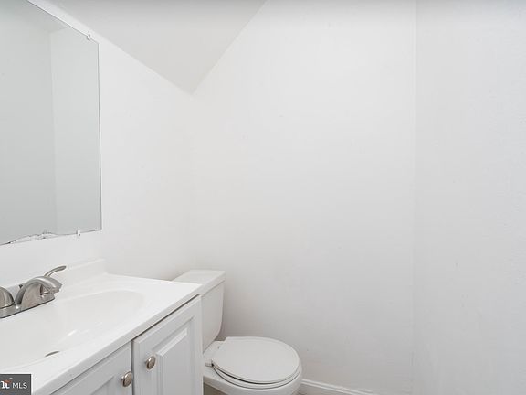 4th image of 327 Thayer Ct