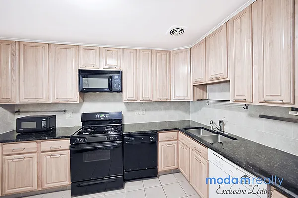 Sold by Moda Realty | media 9