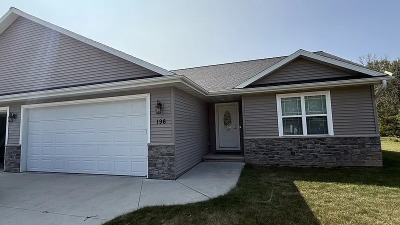 4 bed, 2.0 bath, 2200 sqft, $2,299 — Photo 2