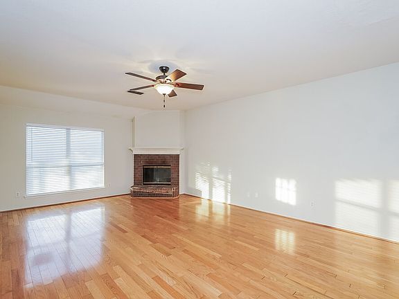 3rd image of 1101 Marcia Ln