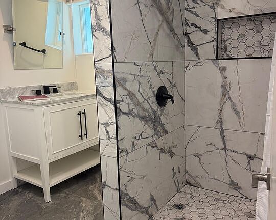 4th image of 160 W 59th St #1/4