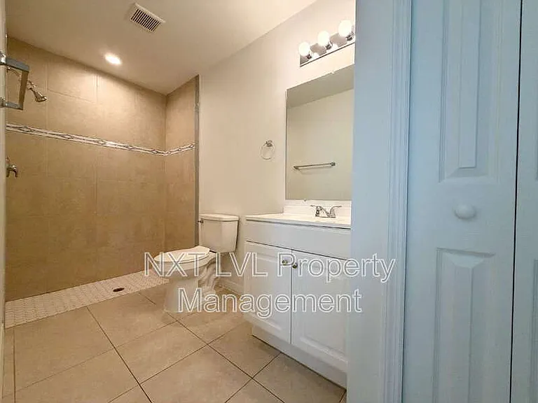 842 SW 39th Ter — Photo 14