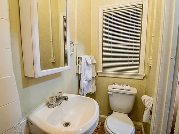 2nd image of 2105-2107 E Cesar E Chavez Ave #3