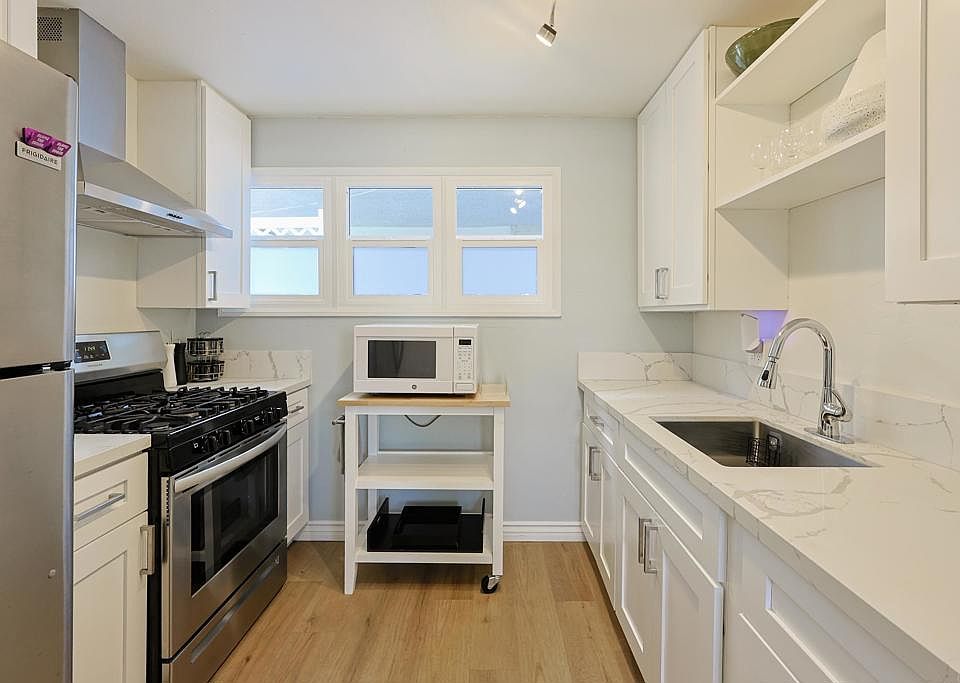 1st image of 207 C Ave #207