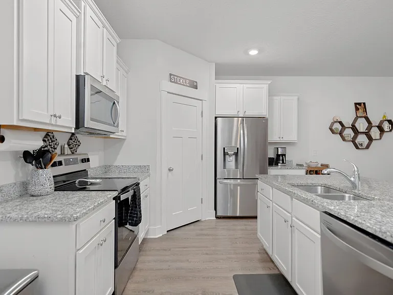 6196 Jenks Dr — Photo 5