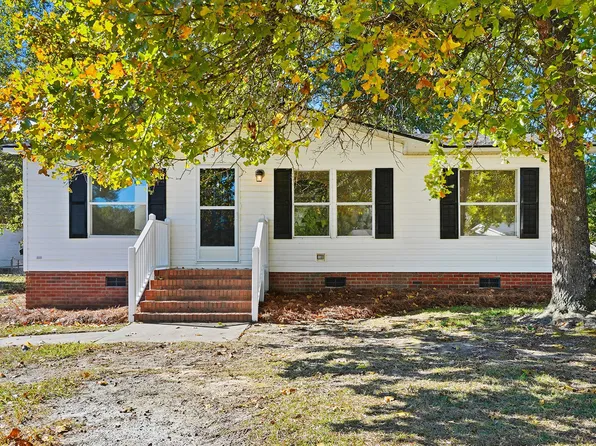 27 Tryon Ct W, Spring Lake, NC 28390