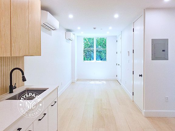 5th image of 638 Lafayette Ave #2B