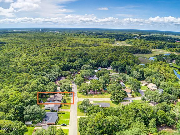 3rd image of 2225 Sandalwood Pl