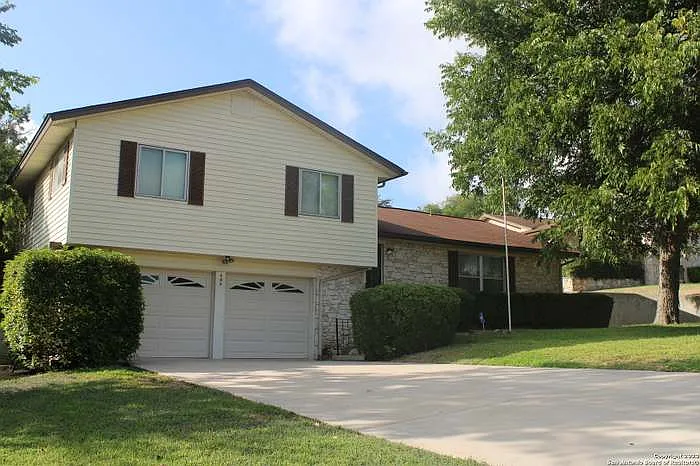 406 Greycliff Dr — Photo 1