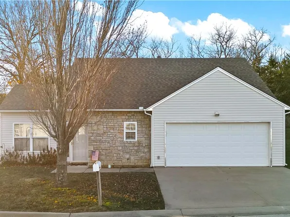 1501 Fall Creek Dr, Tonganoxie, KS 66086