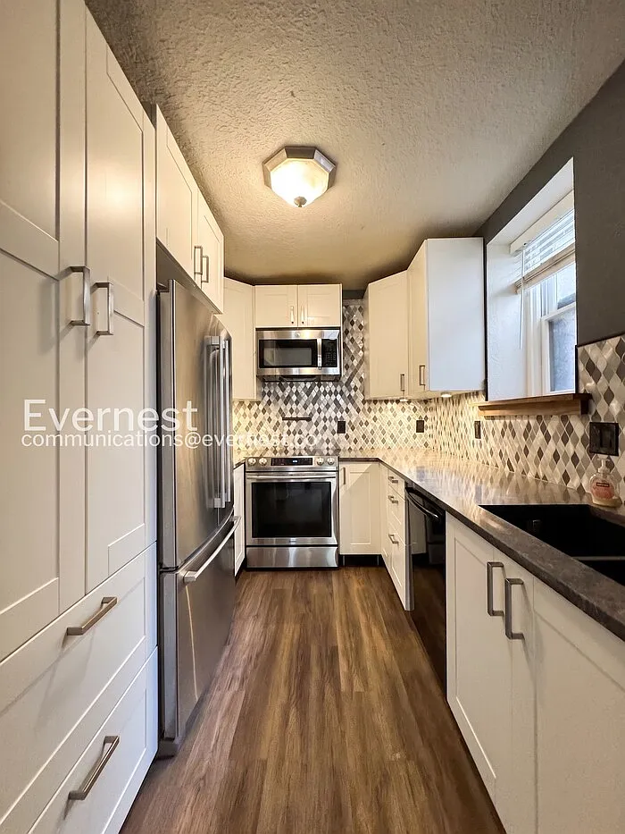 2 bed, 1.0 bath, 900 sqft, $1,400 — Photo 2