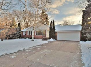 122 E Briar Ln, Green Bay, WI 54301